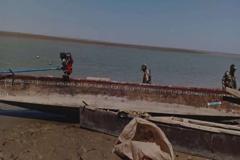 Pakistani fishing boat seized: કચ્છના હરામીનાળાના વિસ્તારમાંથી BSFના જવાનોએ પાકિસ્તાની બોટ જપ્ત કરી