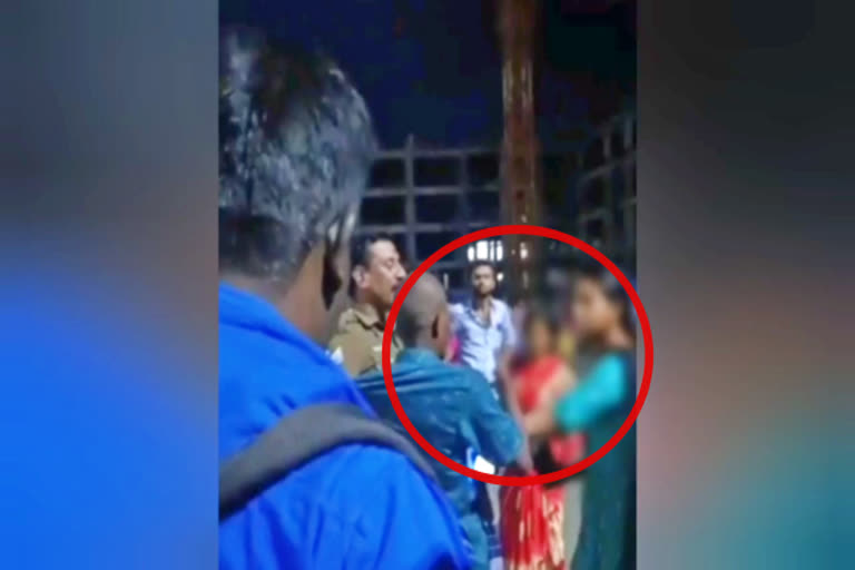 woman beat a man in madurai  Madurai Periyar Bus Stand  woman beat a man who try to sexually harass her  Madurai Periyar Bus Stand woman beat a man  woman beat a man viral video  தவறாக நடந்த நபரை அதித்த பெண்  மதுரையில் தவறாக நடந்த நபரை அடித்த பெண்ணின் வீடியோ  தவறாக நடந்த நபரை அடித்த பெண்ணின் வீடியோ  மதுரை பெரியார் பேருந்து நிலையம்