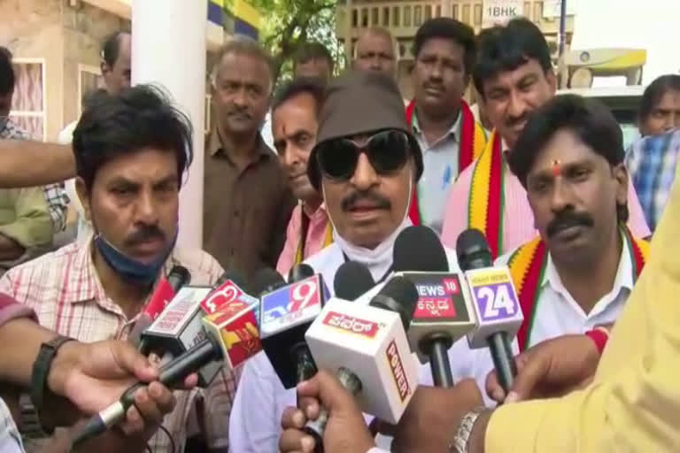 Vatal Nagaraj protests against hike in gas, petrol and diesel prices