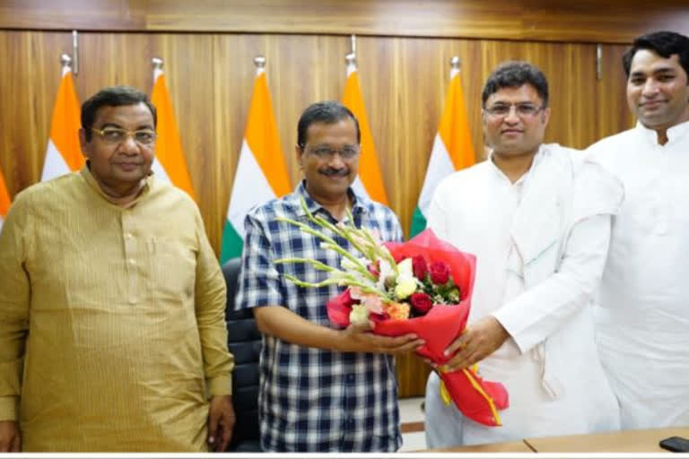 Former Lok Sabha MP Ashok Tanwar joined the Aam Aadmi Party (AAP) on Monday in the presence of party chief Arvind Kejriwal in Delhi