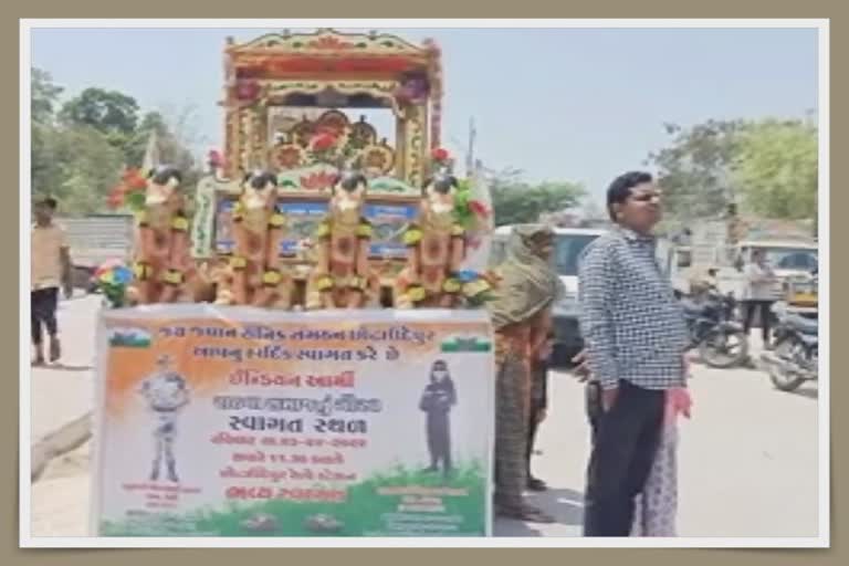 Soldiers returned home: 19 વર્ષ સુધી દેશની સેવા કરી પરત ફરેલા બે આર્મી જવાનનું છોટાઉદેપુરમાં રેલ્વે સ્ટેશન પર ભવ્ય સ્વાગત