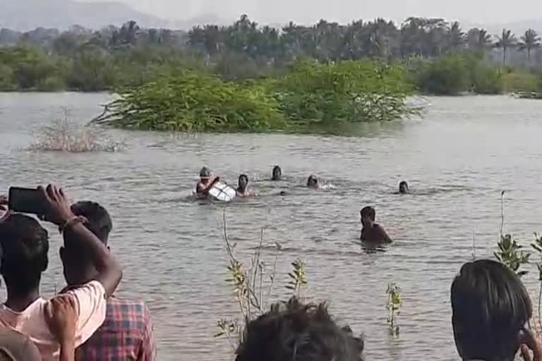 ಸ್ನೇಹಿತರೊಟ್ಟಿಗೆ ಕೆರೆಗಿಳಿದ ಬಾಲಕ ನೀರುಪಾಲು