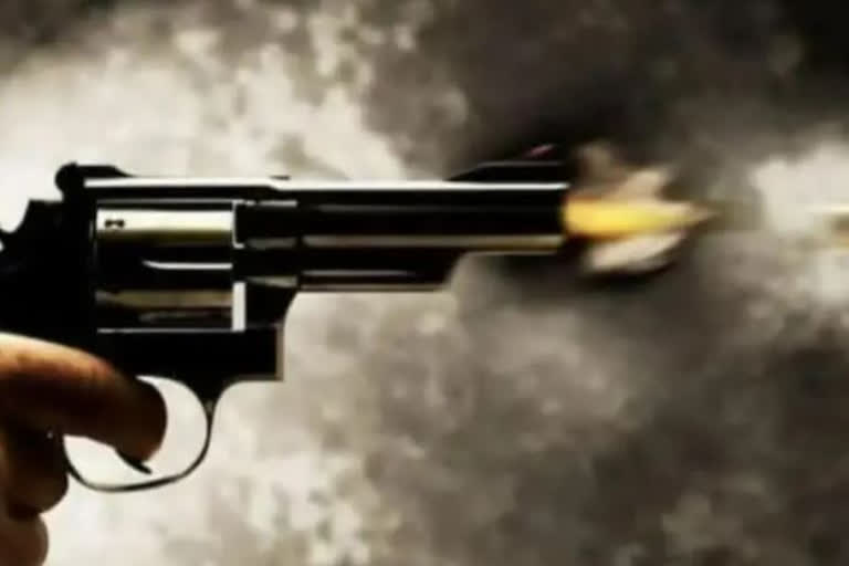 UNKNOWN GUN MENS  Fired Kashmiri Pandit In Shopian, hospitalized