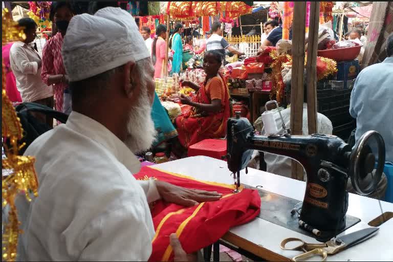 ರಾಮನವಮಿಗೆ ಮುಸ್ಲಿಂ ಕುಟುಂಬ ತಯಾರಿಸುತ್ತೆ ಹಿಂದೂ ಧ್ವಜ