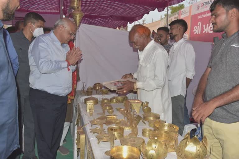 CM Bhupendra Patel at Bahucharaji : 'પ્રહલાદજી શેઠ'ના જીવનચરિત્રના પુસ્તકનું વિમોચન, PM મોદી પણ ઓનલાઈન જોડાયા