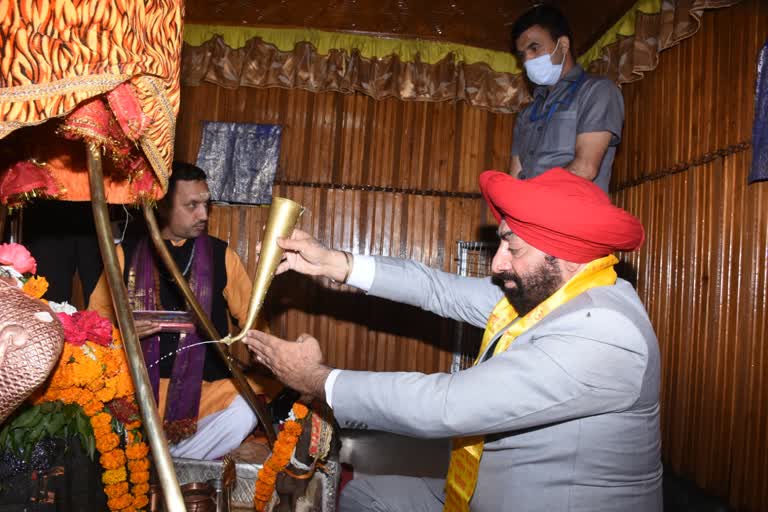 Governor Lt General Gurmeet Singh visited Kashi Vishwanath temple