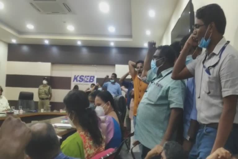 KSEB Officers Association protest in front of Vydyuthi Bhavan  Vydyuthi Bhavan  KSEB Officers Association  വൈദ്യുതി ഭവന് മുന്നിൽ പ്രതിഷേധം  കെഎസ്ഇബി  KSEB  കെഎസ്ഇബി ചെയര്‍മാന്‍ ബി അശോക്  KSEB Chairman B Ashok