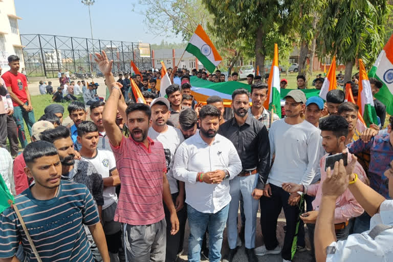 Youth took out tricolor yatra in Una.