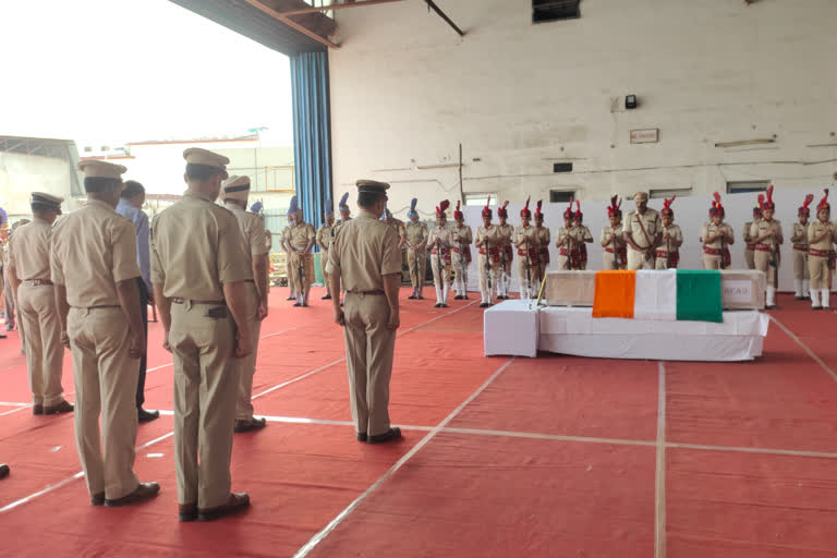 शहीद जवान का पार्थिव शरीर पटना एयरपोर्ट पर पहुंचा