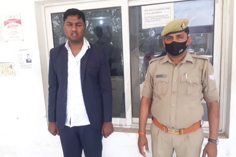 पुलिस की गिरफ्त में आरोपी