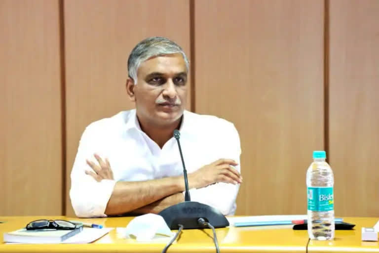 Minister Harish Rao: 'పీహెచ్​సీల్లో ఆరోగ్యశ్రీ సేవలు.. ఆ మందుల్లేకుంటే కఠిన చర్యలు​'