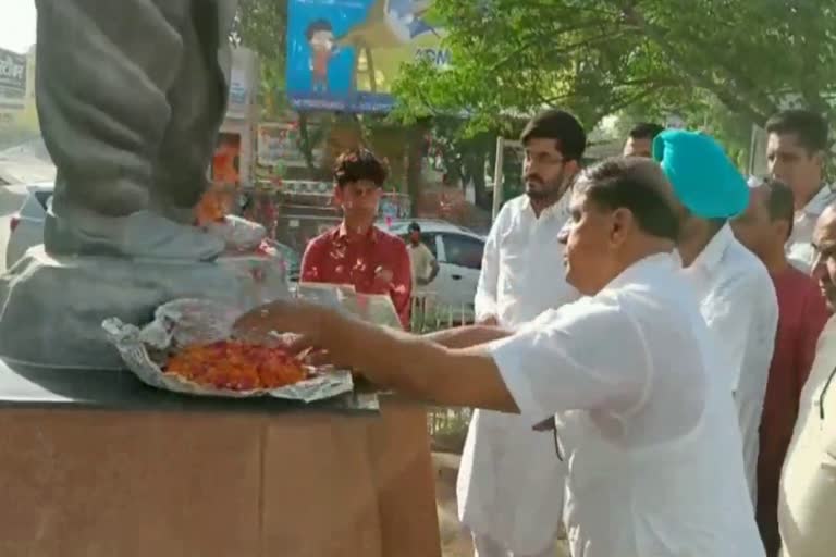 ताउ देवीलाल की पुण्यतिथि पर फतेहाबाद में हुआ कार्यक्रम, जेजेपी कार्यकर्ताओं ने ताउ देवीलाल की प्रतिमा पर किया श्रद्धा सुमन अर्पित