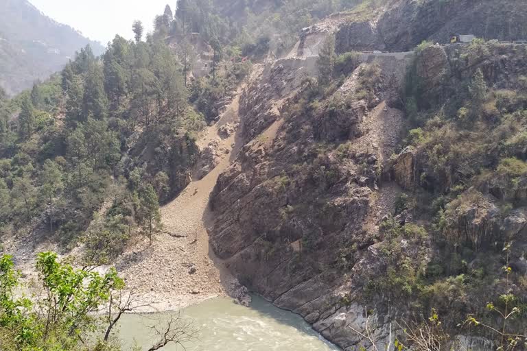 Road debris in Alaknanda river