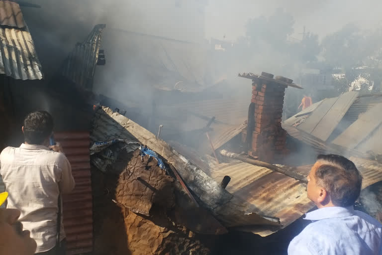 Fire broke out in hamirpur market