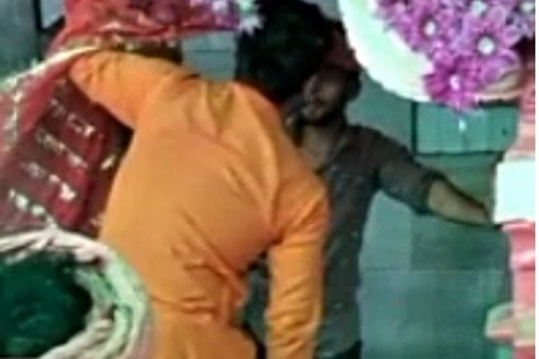 Temple priests Fighting over Prasad distribution