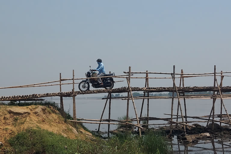 Asansol Bankura people travelling through unsafe bridge over Damodar river