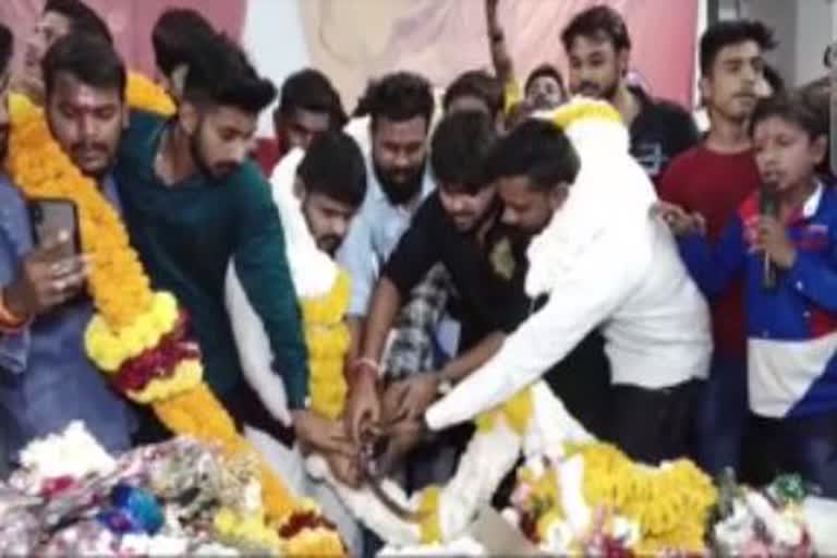 indore bjp leader cake cutting with sword