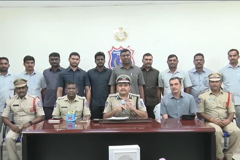 IPL cricket: Online betting racket busted, 7 held  ഐപിഎൽ ക്രിക്കറ്റ്  IPL cricket:  രഹസ്യ വിവരത്തെ തുടർന്ന് വാതുവെയ്‌പ് കേന്ദ്രങ്ങളിൽ നടത്തിയ പരിശോധനയിലാണ് സംഘം പിടിയിലായത്.  punters arrested in hyderabad  ഹൈദരാബാദ് ഓൺലൈൻ വാതുവയ്പ്പ് സംഘം പിടിയിൽ