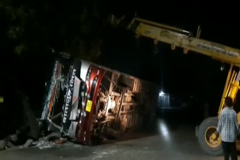 Bus overturned in Dhanbad