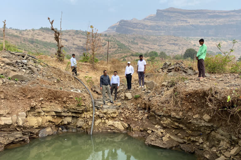 पाहणी करताना अधिकारी