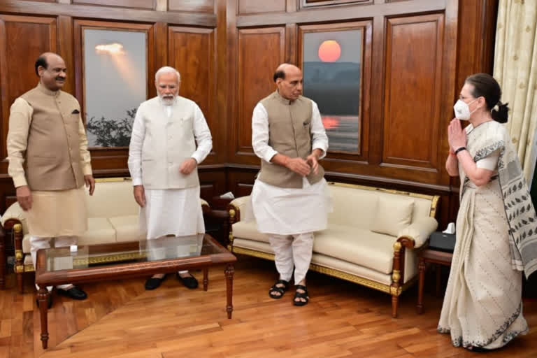 pm modi meets sonia farooq mulayam and others today at parliament