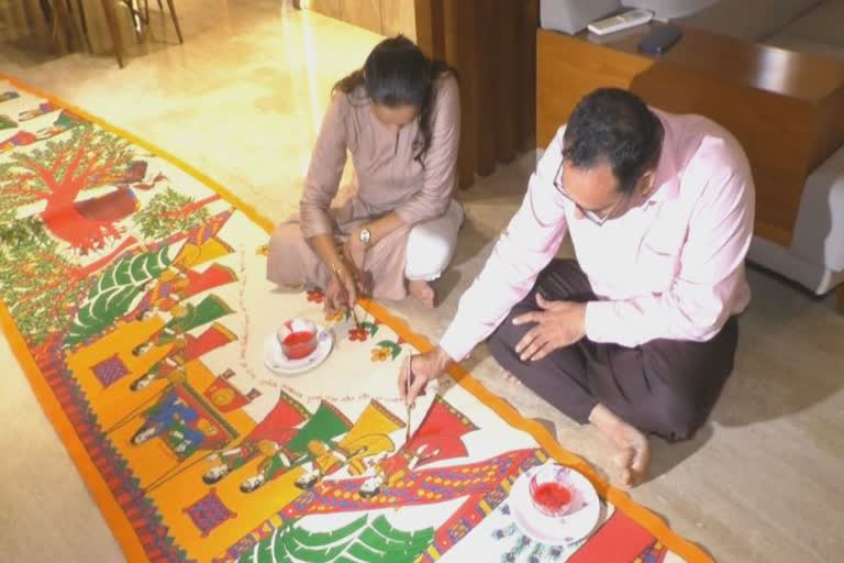 Surat Couple Painting: સુરતના દંપતીએ બનાવ્યું ભગવાન સ્વામિનારાયણના જીવન ચરિત્ર દર્શાવતું સૌથી મોટું અને લાંબુ સ્ક્રોલ પેઇન્ટિંગ