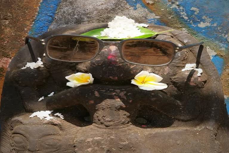 बस्तर के कांगेर वैली में देवी बास्ताबुंदिन को भक्त चढ़ाते हैं काला चश्मा,  जानिए क्यों