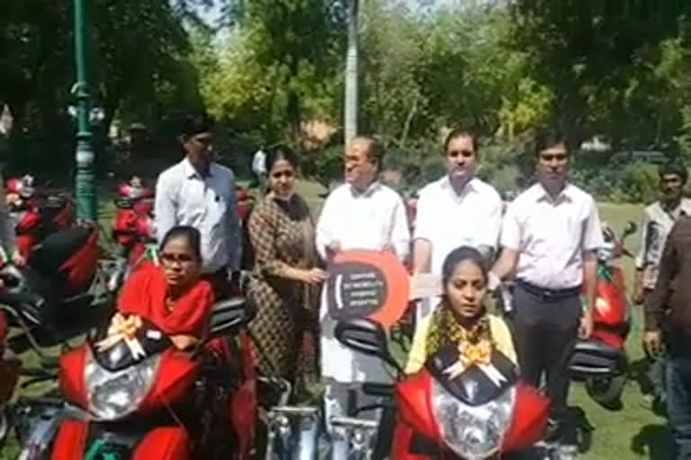 Scooty distributed to special persons in Bikaner,  problems heard by people