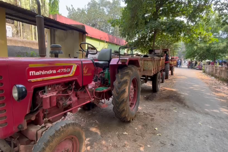 ବାଲି ଚୋରା ଚାଲାଣ ସମୟରେ ଚଢାଉ, ୧୦ ଟ୍ରାକ୍ଟର ଜବତ