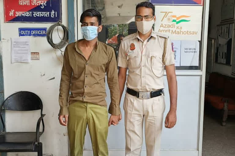 जैतपुर पुलिस ने युवती का मोबाइल छीनकर भाग रहे आरोपी को पकड़ा