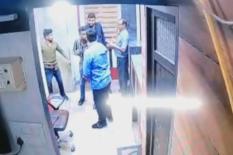 loot money on gun point in oil traders shop by three Scoundrels
