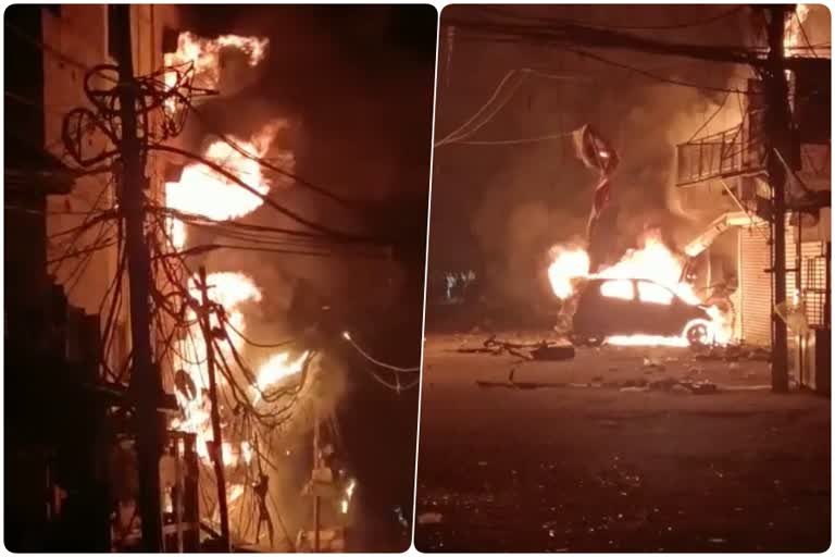 fire in Delhi  Building collapsed during fierce fire  fierce fire in Azad Market at Delhi  shop and car burnt in Delhi  ನವದೆಹಲಿಯಲ್ಲಿ ಬೆಂಕಿ  ನವದೆಹಲಿಯಲ್ಲಿ ಬೆಂಕಿಯಿಂದ ನೆಲಕ್ಕುರುಳಿದ ಕಟ್ಟಡ  ದೆಹಲಿಯ ಆಜಾದ್​ ಮಾರ್ಕೆಟ್​ನಲ್ಲಿ ಬೆಂಕಿ  ದೆಹಲಿಯಲ್ಲಿ ಅಂಗಡಿ ಮತ್ತು ಕಾರು ಬೆಂಕಿಗಾಹುತಿ