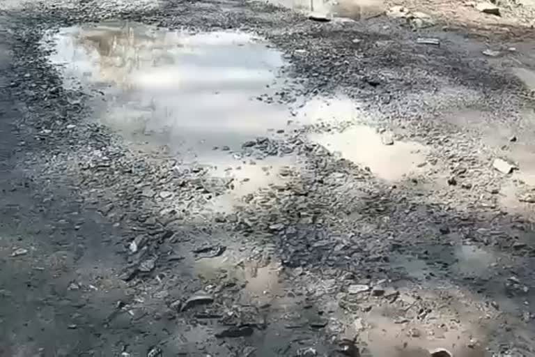 Dilapidate Shopian Road Irks Residents: ضلع شوپیاں میں موشوارہ - گتی پورہ سڑک انتہائی خستہ