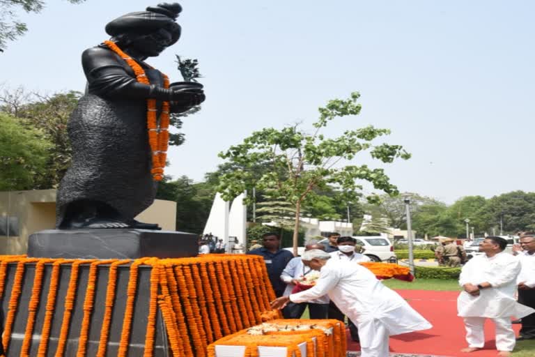 CM Nitish garlanded the statue of Emperor Ashoka