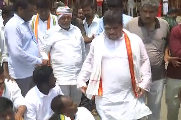 congress leaders protest against kondagattu development