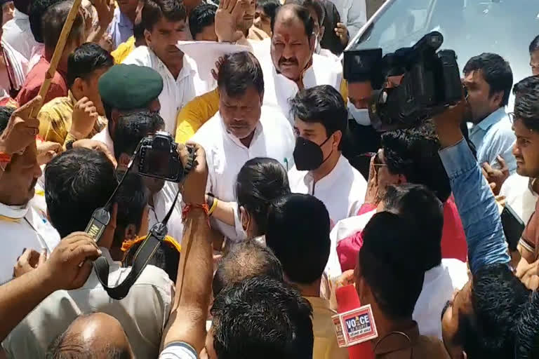 stop union minister jyotiraditya scindia convoy