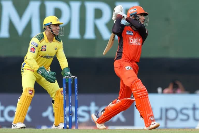 sunrisers hyderabad beat chennai super kings by wickets
