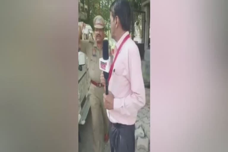 scuffle between journalist and police officer over drugs in ludhiana punjab