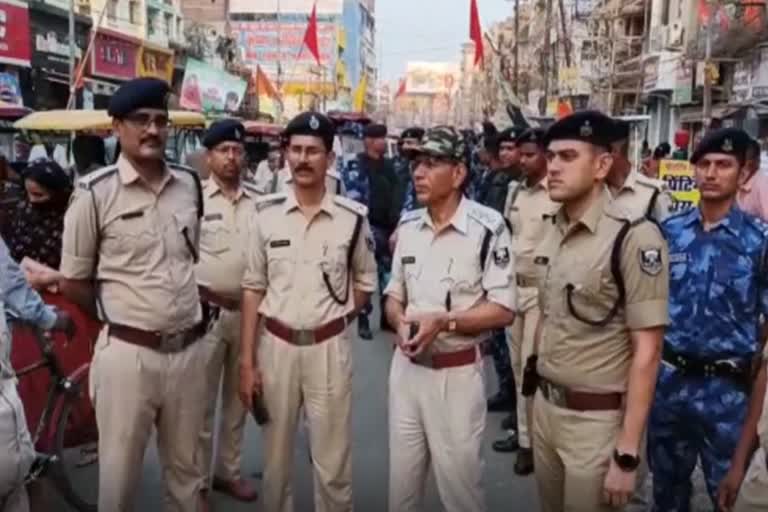 राजधानी पटना में पुलिस जवानों का फ्लैग मार्च