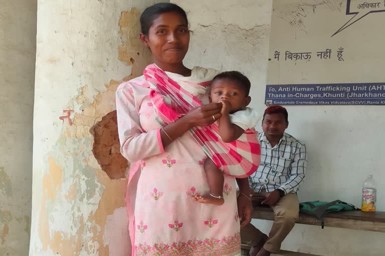 duty with child in her lap in Khunti