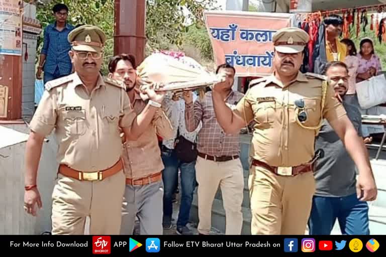 इटावा में पुलिस ने लावारिस शव को दिया कांधा