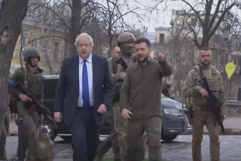 Zelenskyy Johnson on  streets of Kyiv