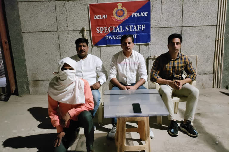 dwarka-special-staff-arrested-looter