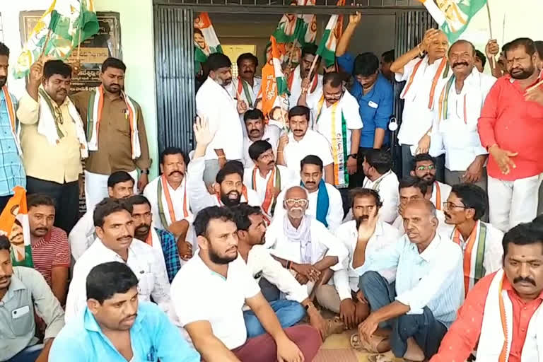 congress leaders 48 hours protest in suraypet