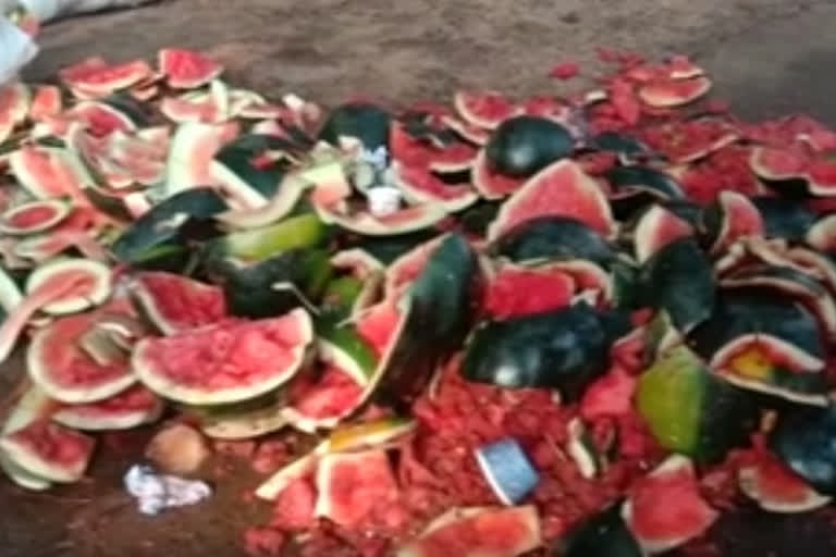 Karnataka Carts of four Muslim fruit sellers attacked watermelons thrown on road by Sri Ram Sene activists