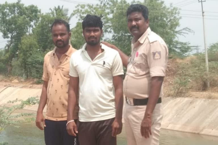 police protected a man who drowning in water at vijayapura