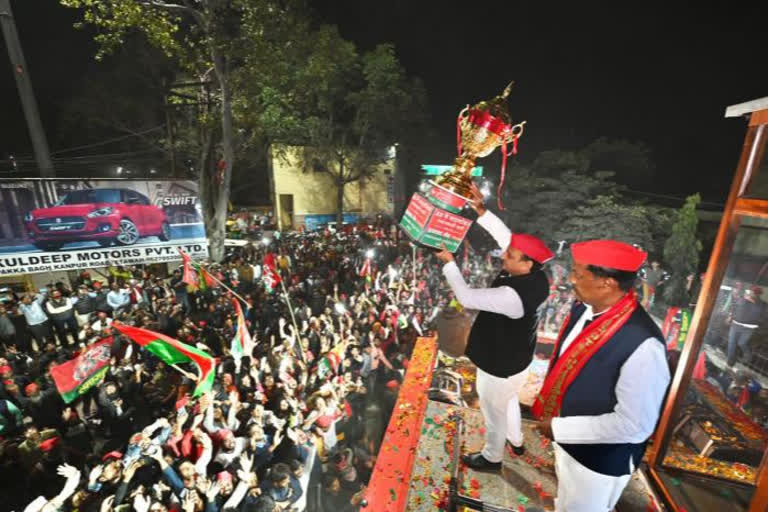 Samajwadi Party chief Akhilesh Yadav on Sunday claimed that the Uttar Pradesh government has failed on all fronts and the BJP is insensitive towards the problems of the youth