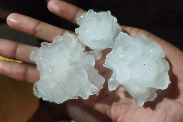 Heavy Hailstorm with Thunder in East Champaran