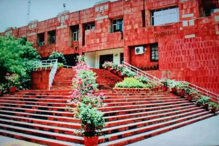 Controversy over non-veg turns into bloody clash in JNU