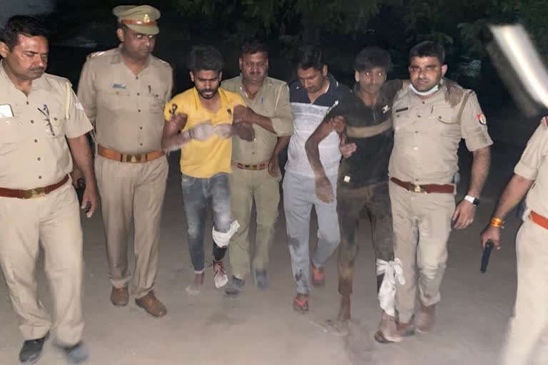 ghaziabad police arrested two vicious miscreants running away after snatching purse in encounter